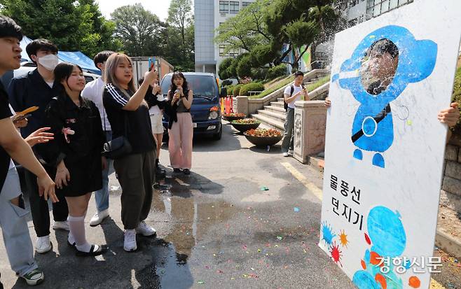 뽀로로 바이킹' 타고 '지글지글' 꼬치 굽고..대학가 축제가 돌아왔다