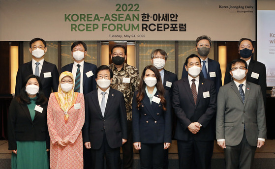 From front row left, the Philippines Ambassador to Korea Maria Theresa Dizon-De Vega; Brunei Ambassador Pg Hjh Nooriyah Plw Pg Hj Yussof; National Assembly Speaker Park Byeong-seug; Cambodian Ambassador Chring Botumrangsay; Myanmar Ambassador Thant Sin; and Singapore’s Deputy Chief of Mission Adrian Li attend the Korea-Asean RCEP Forum at the Westin Josun Seoul on Tuesday. From second row left, Ministry of Trade, Industry and Energy’s Deputy Minister for Trade Negotiation Chun Yoon-jong; the Korea JoongAng Daily CEO Cheong Chul-gun; Indonesian Ambassador Gandi Sulistiyanto; Vietnamese Ambassador Nguyen Vu Tung; former Korean Ambassador to Indonesia Kim Chang-beom; and Thai Ambassador Witchu Vejjajiva attend the forum. [PARK SANG-MOON]