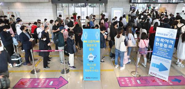 김포공항에서 항공기 탑승 수속을 밟고 있는 승객들의 모습. [매경DB]