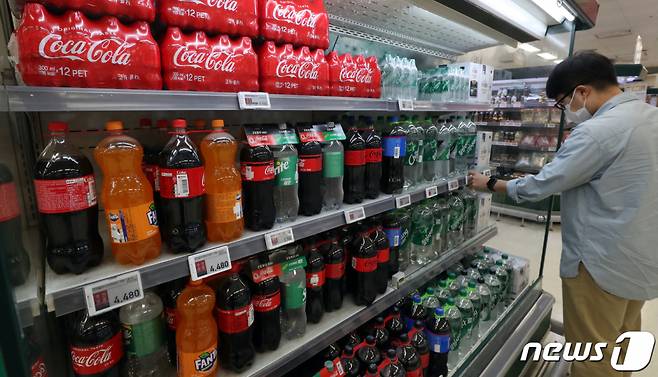 (서울=뉴스1) 김명섭 기자 = 29일 편의점 업계에 따르면  코카콜라와 해태htb는 물론 썬키스트, 웅진식품 등 음료 업체들이 대거 가격을 인상한다. 코카콜라는 환타와 스프라이트, 암바사, 파워에이드, 토레타 등 36종의 가격을 5.3%에서 최대 10% 인상한다. 사진은 이날 서울 한 대형마트 음료 진열대 모습. 2021.9.29/뉴스1