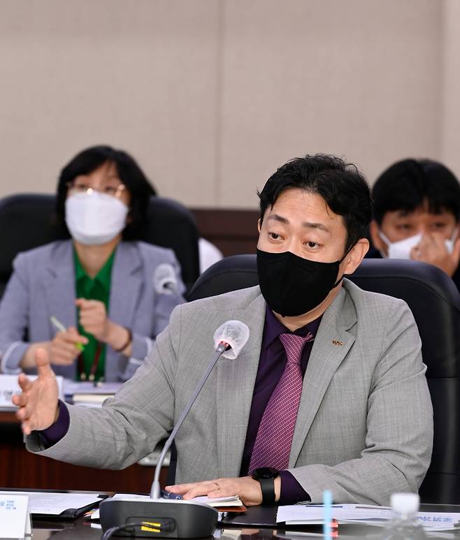 윤형중 한국공항공사 사장은 24일 강서구 한국공항공사청사에서 열린 취임 100일 기자간담회에서 "항공수요회복을 위해 국내외 항공·관광업계와 긴밀한 협력을 지속하고, 해외공항사업과 스마트 공항 수출, 도심항공교통(UAM)의 미래 가능성에 공사의 역량을 집중할 것"이라고 말했다.