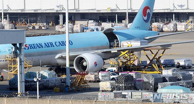 [인천공항=뉴시스] 고범준 기자 = 사진은 올 1월12일 오전 인천국제공항 화물터미널에서 항공기에서 화물이 옮겨지고 있다. 2022.05.24. bjko@newsis.com