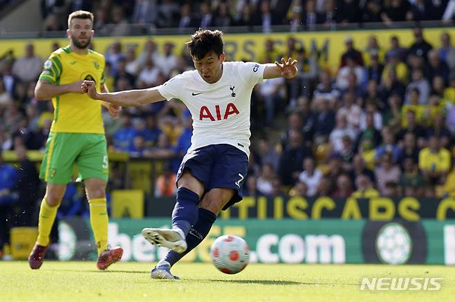 [노리치=AP/뉴시스] 토트넘 홋스퍼의 손흥민이 22일(현지시간) 영국 노리치의 캐로 로드에서 열린 노리치 시티와의 2021-22시즌 잉글랜드 프리미어리그(EPL) 최종 38라운드 후반 25분 팀의 네 번째 골(22호)을 넣고 있다. 손흥민은 5분 후에도 환상적인 골(23호)로 멀티 골을 기록하며 팀의 5-0 대승에 기여했고 모하메드 살라(리버풀)와 공동으로 득점왕에 등극했다. 토트넘은 리그 4위로 다음 시즌 유럽축구연맹(UEFA) 챔피언스리그 티켓을 따냈다. 2022.05.23.