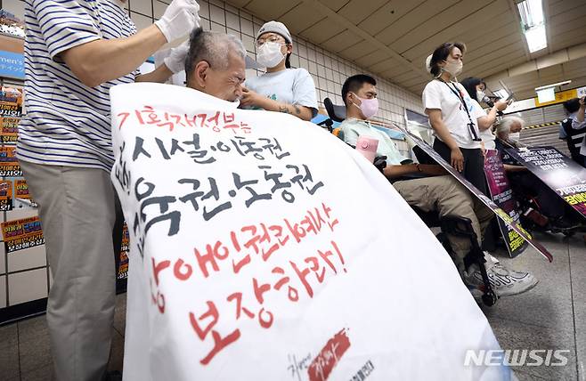 [서울=뉴시스] 이영환 기자 = 24일 오전 서울 용산구 지하철4호선 삼각지역에서 전국장애인차별철폐연대(전장연) 회원들이 장애인 권리예산 보장을 촉구하며 삭발 투쟁을 하고 있다. 2022.05.24. 20hwan@newsis.com