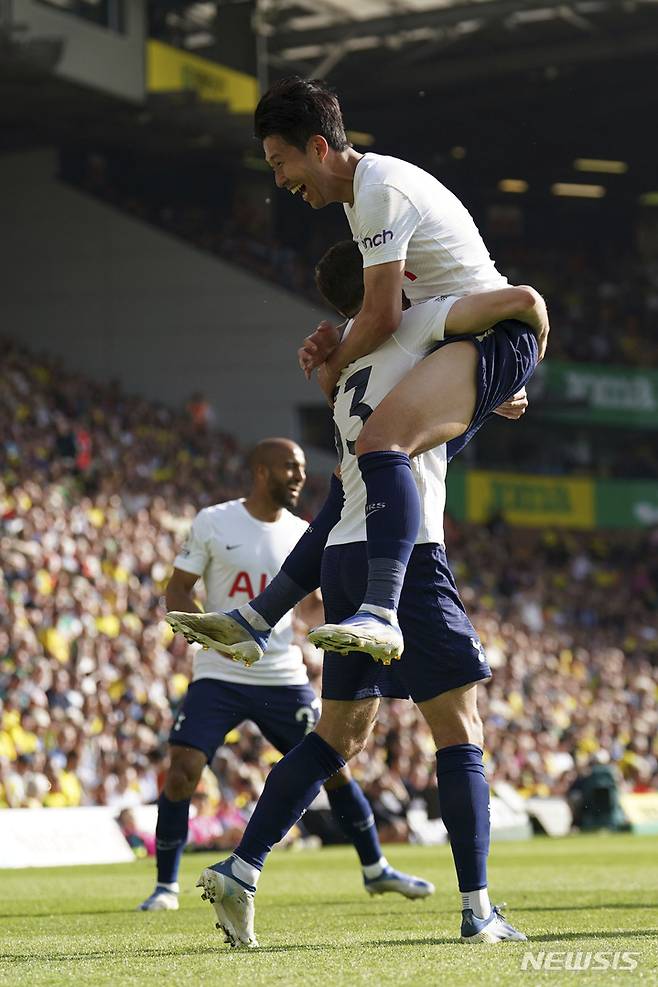 [노리치=AP/뉴시스] 토트넘 홋스퍼의 손흥민이 22일(현지시간) 영국 노리치의 캐로 로드에서 열린 노리치 시티와의 2021-22시즌 잉글랜드 프리미어리그(EPL) 최종 38라운드 후반 25분 팀의 네 번째 골(22호)을 넣고 동료들과 기쁨을 나누고 있다. 손흥민은 5분 뒤 환상적인 골(23호)로 멀티 골을 기록하며 팀의 5-0 대승에 기여했고 모하메드 살라(리버풀)와 공동으로 득점왕에 등극했다. 토트넘은 리그 4위로 다음 시즌 유럽축구연맹(UEFA) 챔피언스리그 티켓을 따냈다. 2022.05.23.