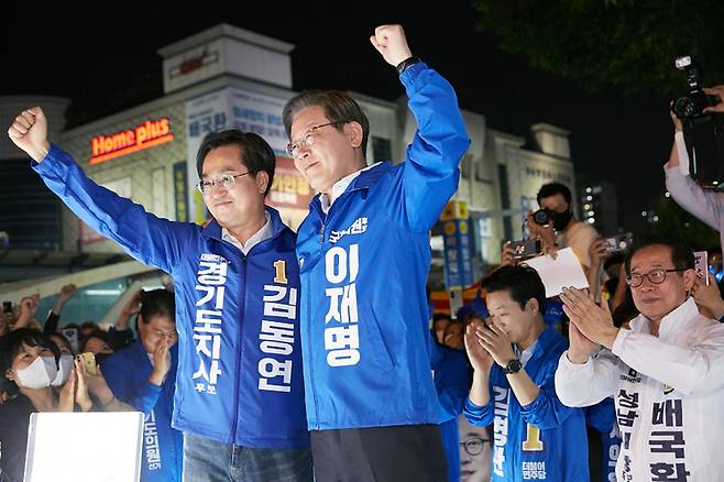 [서울=뉴시스] 고범준 기자 = 김동연 더불어민주당 경기도지사 후보와 이재명 총괄선거대책위원장이 21일 경기 성남 분당구 야탑역 인근거리에서 지지를 호소하고 있다. (사진=김동연 캠프 제공) 2022.05.22. photo@newsis.com *재판매 및 DB 금지