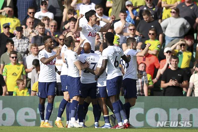[노리치=AP/뉴시스] 토트넘 홋스퍼의 손흥민이 22일(현지시간) 영국 노리치의 캐로 로드에서 열린 노리치 시티와의 2021-22시즌 잉글랜드 프리미어리그(EPL) 최종 38라운드 후반 30분 팀의 다섯 번째 골(23호)을 넣고 동료들과 기쁨을 나누고 있다. 손흥민은 이날 멀티 골을 기록하며 팀의 5-0 대승에 기여했고 모하메드 살라(리버풀)와 공동으로 득점왕에 등극했다. 토트넘은 리그 4위로 다음 시즌 유럽축구연맹(UEFA) 챔피언스리그 티켓을 따냈다. 2022.05.23.