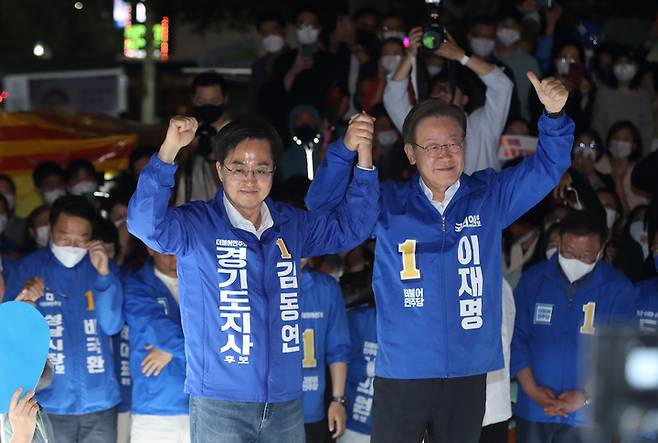 [서울=뉴시스] 고범준 기자 = 김동연 더불어민주당 경기도지사 후보와 이재명 총괄선거대책위원장이 21일 경기 성남 분당구 야탑역 인근거리에서 지지를 호소하고 있다. (사진=김동연 캠프 제공) 2022.05.22. photo@newsis.com *재판매 및 DB 금지