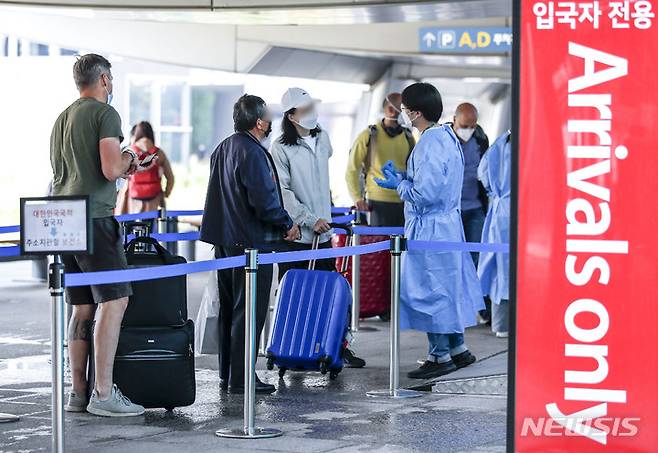 [인천공항=뉴시스] 정병혁 기자 = 지난 23일 오후 인천국제공항 제1터미널에 마련된 코로나19검사센터를 찾은 입국자들이 검사를 받기 위해 줄 서 있다. 정부는 이날부터 해외 입국자가 입국 전에 받아야 하는 코로나19 검사로 유전자증폭(PCR) 검사뿐 아니라 전문가용 신속항원검사(RAT)도 인정한다. 해외 입국자는 국내로 들어오기 전 48시간 이내에 시행한 PCR 음성 확인서나 24시간 이내에 시행한 RAT 음성 확인서를 제출하면 된다. 2022.05.24. jhope@newsis.com