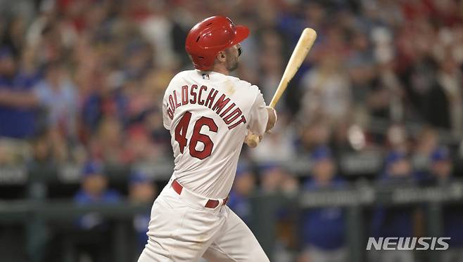 [세인트루이스=AP/뉴시스] 세인트루이스 카디널스의 폴 골드슈미트가 24일(한국시간) 미국 미주리주 세인트루이스의 부시스타디움에서 열린 2022 메이저리그(MLB) 토론토 블루제이스와의 경기에서 연장 10회말 끝내기 만루포를 때려내고 있다. 2022.05.23