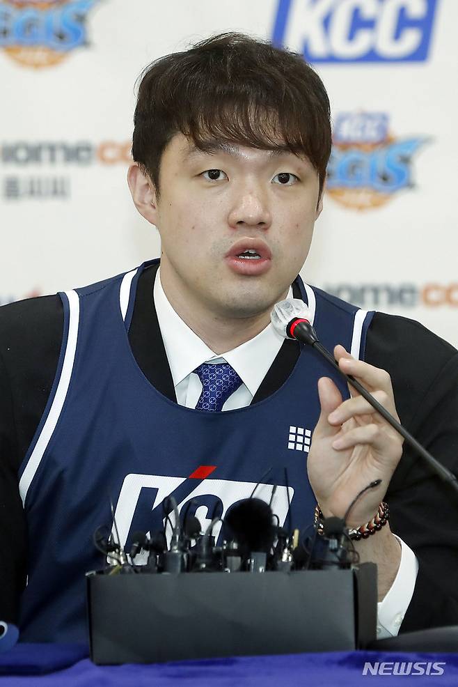 [서울=뉴시스] 최동준 기자 = FA를 통해 전주 KCC 이지스에 입단한 이승현이 24일 서울 서초구 KCC 본사에서 열린 입단식 및 기자회견에서 소감을 말하고 있다. 2022.05.24. photocdj@newsis.com