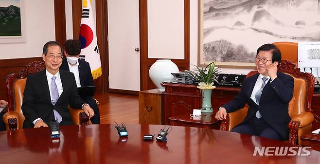 [서울=뉴시스] 김선웅 기자 = 박병석 국회의장과 한덕수 국무총리가 24일 오전 서울 여의도 국회에서 만나 환담을 나누고 있다. (공동취재사진) 2022.05.24. photo@newsis.com