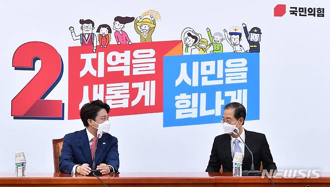 [서울=뉴시스] 김선웅 기자 = 이준석 국민의힘 대표와 한덕수 국무총리가 24일 오후 서울 여의도 국회에서 만나 환담을 나누고 있다. (공동취재사진) 2022.05.24. photo@newsis.com