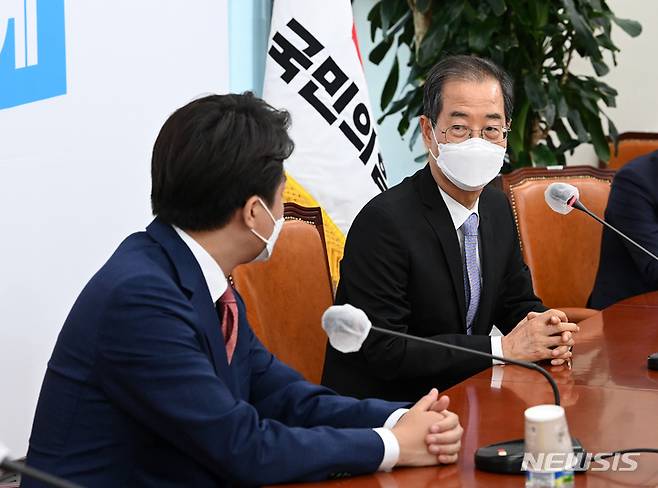 [서울=뉴시스] 김선웅 기자 = 이준석 국민의힘 대표와 한덕수 국무총리가 24일 오후 서울 여의도 국회에서 만나 환담을 나누고 있다. (공동취재사진) 2022.05.24. photo@newsis.com