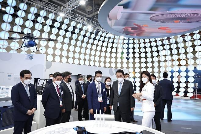 [대구=뉴시스] 윤석열 대통령이 24일 대구 북구 엑스코에서 열린 세계가스총회에 참석해 제1전시장 SK E&S 부스를 둘러보고 있다. (사진=대통령실 제공) 2022.05.24. photo@newsis.com *재판매 및 DB 금지