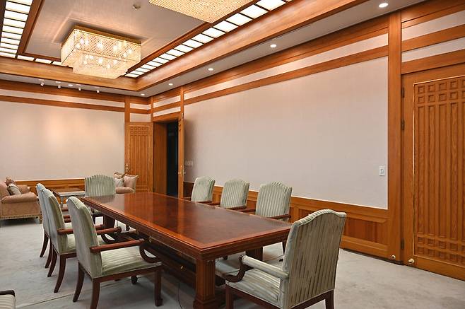 [서울=뉴시스] 대통령실은 오는 26일부터 청와대 본관 실내를 개방하고 관저 건물 내부도 공개하겠다고 밝혔다. 사진은 청와대 관저 접견실. (사진=대통령실 제공) 2022.05.24. photo@newsis.com *재판매 및 DB 금지