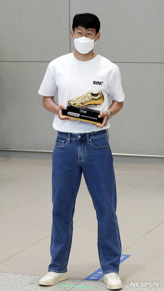 [인천공항=뉴시스] 김진아 기자 = 아시아 선수 최초로 잉글랜드 프로축구 프리미어리그(EPL) 득점왕에 오른 손흥민(토트넘)이 24일 오후 인천국제공항을 통해 귀국, 골든부트를 들고 포즈를 취하고 있다. 2022.05.24. bluesoda@newsis.com