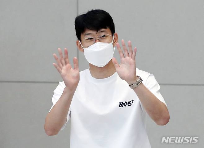 [인천공항=뉴시스] 김진아 기자 = 아시아 선수 최초로 잉글랜드 프로축구 프리미어리그(EPL) 득점왕에 오른 손흥민(토트넘)이 24일 오후 인천국제공항을 통해 귀국, 인사를 하고 있다. 2022.05.24. bluesoda@newsis.com
