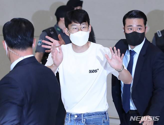 [인천공항=뉴시스] 김진아 기자 = 아시아 선수 최초로 잉글랜드 프로축구 프리미어리그(EPL) 득점왕에 오른 손흥민(토트넘)이 24일 오후 인천국제공항을 통해 귀국, 인사를 하고 있다. 2022.05.24. bluesoda@newsis.com