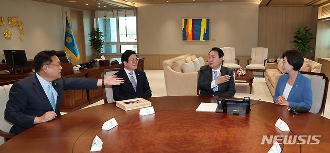 [서울=뉴시스] 전신 기자 = 윤석열 대통령이 24일 서울 용산 대통령실 청사 집무실에서 박병석 국회의장 등 국회의장단과 접견하고 있다. (대통령실통신사진기자단) 2022.05.24. photo1006@newsis.com