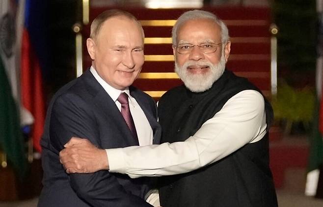 지난해 12월 인도 뉴델리를 방문한 블라디미르 푸틴 러시아 대통령(왼쪽)이 나렌드라 모디 인도 총리와의 정상회담에 앞서 모디 총리의 따뜻한 환영을 받고 있다. 뉴델리=AP연합뉴스