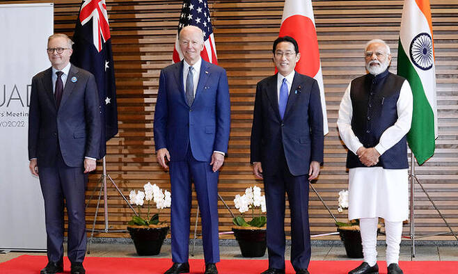 24일 일본 도쿄 총리 관저에서 쿼드 정상회의가 열려 참석 정상들이 기념 촬영을 하고 있다. 왼쪽부터 앤서니 알바니스 호주 총리, 조 바이든 미국 대통령, 기시다 후미오 일본 총리, 나렌드라 모디 인도 총리. AP뉴시스