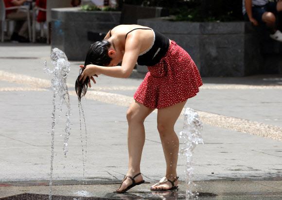 아시아, 유럽, 북미에 때 이른 폭염이 찾아오면서 전력난 우려가 커지고 있다.  한 여성이 21일 스페인 코르도바의 분수대에서 더위를 식히고 있다.코르도바 로이터 연합뉴스