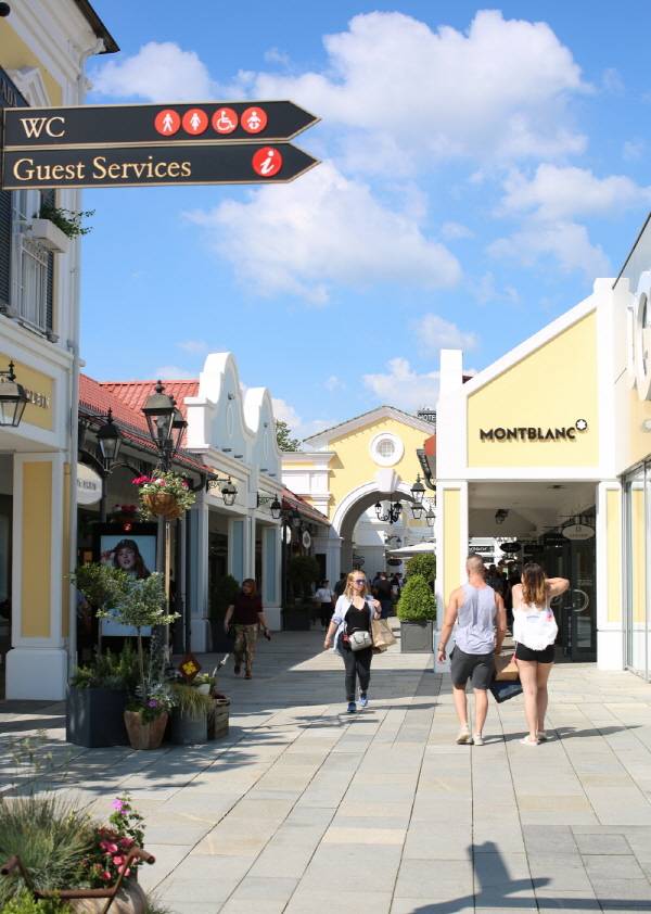 현지인들은 산책하듯 아웃렛을 즐기는 모습이었다