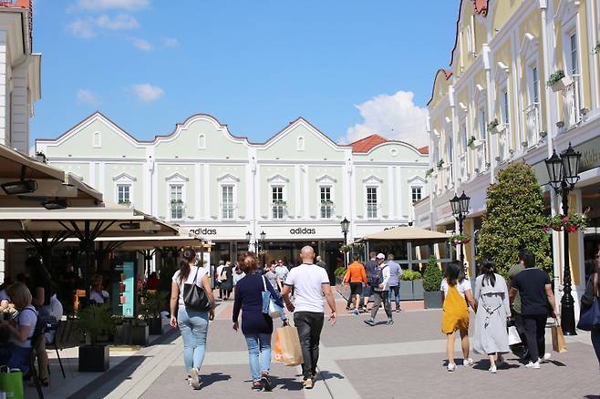삼삼오오 쇼핑을 즐기는 사람들