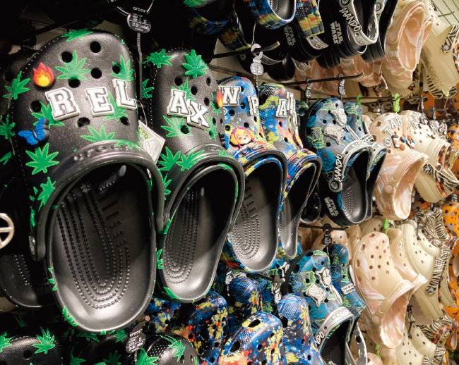 크록스는 팝스타, 명품 디자이너 등 인플루언서들과 다양한 협업을 통해 성장세를 이어가고 있다. [사진 제공 · 강지남]