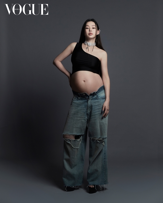 Actor Lee Ha-nui has delivered a recent full-length story of Hip (HIP).Vogue Korea released a full-length picture with Lee Ha-nui on the 24th.Lee Ha-nui also took to Instagram to say: A really meaningful and fun work with crews like long friends, with 36 Weeks Joy.Soon, she will be born in June. Lee Ha-nui in the public photo is styled with low-rise style skirts, dresses with pelvis, camo-plazu pattern jackets, and denim pants.In particular, Lee Ha-nui has completely digested the hairstyle of the sheep and caught the attention of the viewers.Lee Ha-nuis beautiful D line and hip force ahead of Child Birth were admirable.Lee Ha-nui showed her excitement by painting her daughters birth name, Joy (JOY), on the boat.Actor Jin Seo-yeon commented Joy Joy and Lee Won-geun added heart emoticons with a comment Something is touching ....Designer Yoni P said, Oh, my God, where is this beautiful, sexy and cute Mami?!I was very happy during my pregnancy, but you look so happy. Meanwhile, Lee Ha-nui appeared on SBS drama One the Woman last year and won the Best Actor Award at the 2021 SBS Acting Awards.Lee Ha-nui announced her marriage to a non-entertainer in December last year and is about to hit Child Birth in June.Lee Ha-nui appeared in Choi Dong-hoons film Electricity + Inn, which is scheduled to open all Summer.Photo: Vogue Korea, Lee Ha-nui Instagram