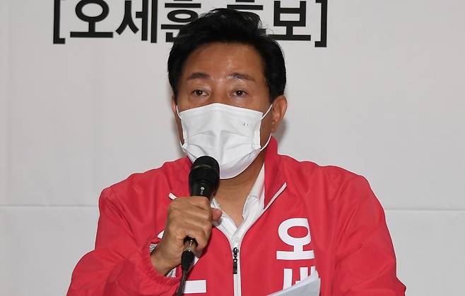 광역교통 정책 협약식에서 발언하는 오세훈 후보 (서울=연합뉴스) 24일 서울 중구 한국프레스센터 오세훈 후보 선거캠프에서 열린 국민의힘 오세훈 서울시장 후보와 김태흠 충남지사 후보의 광역교통 정책 협약식에서 오세훈 후보가 발언하고 있다. 2022.5.24 [국회사진기자단]