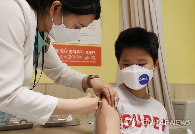 5~11세 소아용 백신 접종하는 어린이 [연합뉴스 자료사진]