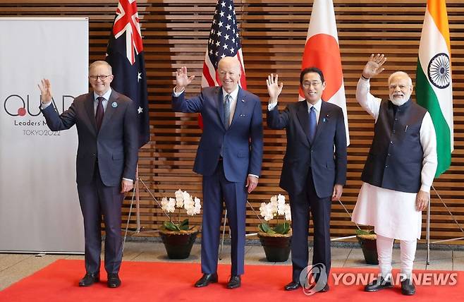 취재진에 손 흔드는 쿼드 4개국 정상 (도쿄 AFP=연합뉴스) 미국, 일본, 인도, 호주 4개국 안보 협의체 쿼드(Quad) 정상들이 24일 일본 도쿄 총리관저에서 쿼드 정상회담을 앞두고 자국 국기 앞에서 취재진을 향해 손을 흔들고 있다. 왼쪽부터 앤서니 앨버니지 호주 총리(59), 조 바이든 미국 대통령(79), 기시다 후미오 일본 총리(64), 나렌드라 모디 인도 총리(71).