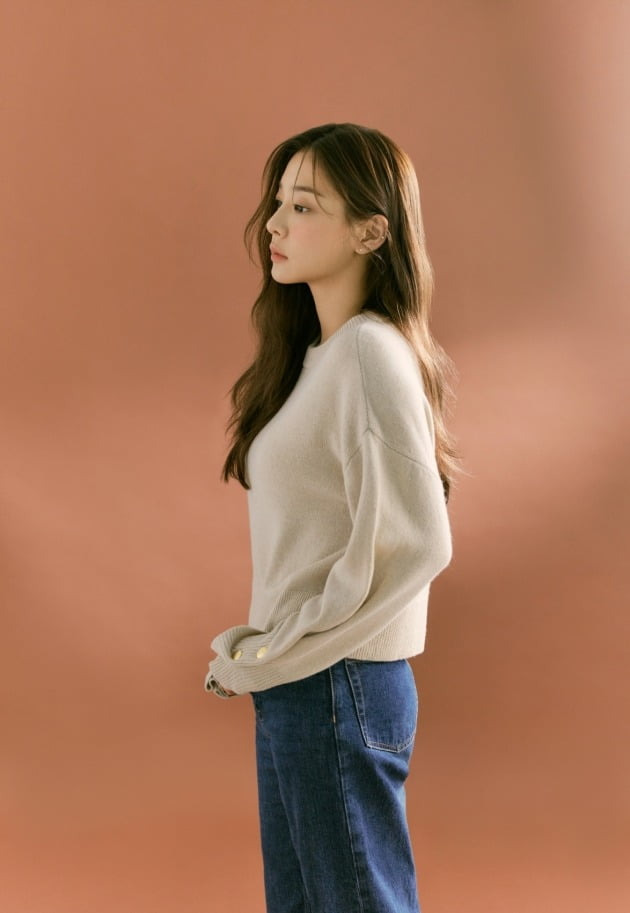 A new Profile photo of Actor Seol In-ah has been released.On the afternoon of the 25th, the Gold Medalist of the agency showed a profile photo of Seol In-ahs new charm.Seol In-ah, who was a single-haired hairstyle in the recent drama In-A-Soon, transformed into a long straight hair in this profile film and showed a different charm from the previous one, digesting the chic mood and natural and lyrical mood of all black.Seol In-ah, who completed the visuals of the extreme with a more sophisticated atmosphere, caught his attention with his beautiful beauty and fascinating eyes.Seol In-ah has styling the concept, each of which has an outlet-free charm.The modern black look showed a chic and daring charm, and the jeans casual look showed a natural charm that seemed to be decorating.Seol In-ah, who has played a cool and lovely role in the In-house Match, is attracting attention with the drama.Seol In-ah is loved by the bright and healthy energy of the world, and the advertising love call continues, proving that it is a popular actor.