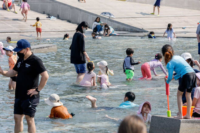 서울 한 낮 기온이 27도까지 오르며 초여름 날씨를 보인 지난 22일 서울 여의도 한강공원 물빛 광장을 찾은 시민들이 물놀이를 하며 더위를 식히고 있다.(사진=이데일리 방인권 기자)