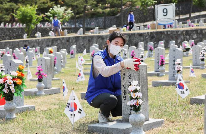 효성 직원이 국립서울현충원을 찾아 묘역정화 활동을 하고 있다. (사진=효성)