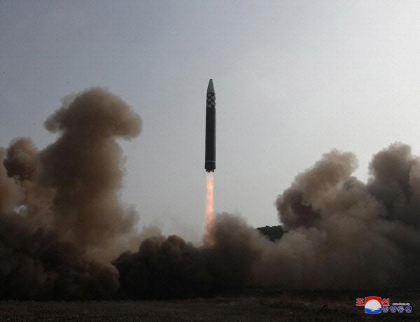 북한이 지난 3월25일 공개한 신형 대륙간탄도미사일(ICBM) ‘화성-17형’ 시험발사 모습. 국방부는 이를 화성-15형이라고 보고 있다.(사진=연합뉴스)