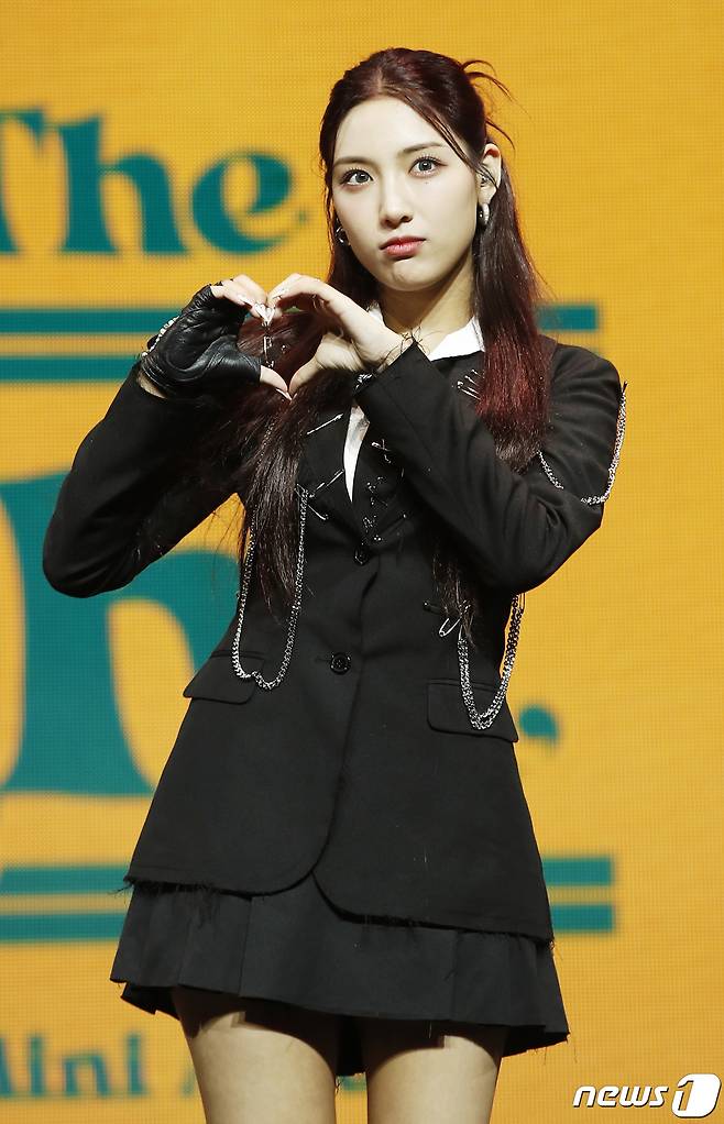 그룹 라잇썸(LIGHTSUM) 초원이 24일 오후 서울 용산구 블루스퀘어에서 진행된 첫 번째 미니앨범 ‘Into The Light’ 발매 기념 쇼케이스에서 하트를 그리고 있다. © News1 권현진 기자