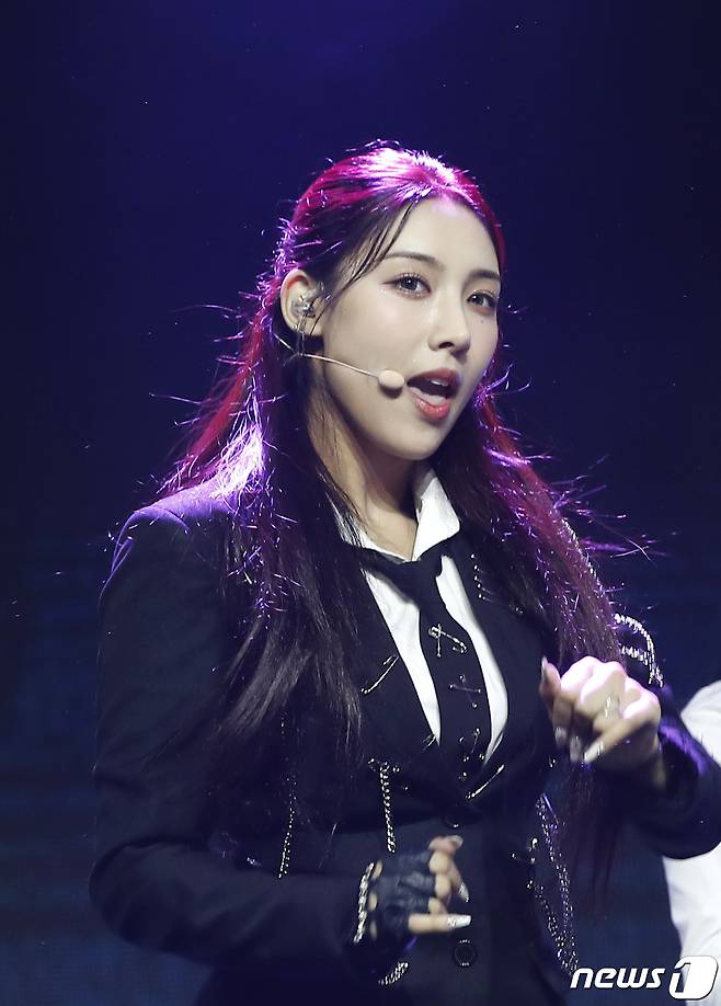 그룹 라잇썸(LIGHTSUM) 초원이 24일 오후 서울 용산구 블루스퀘어에서 진행된 첫 번째 미니앨범 ‘Into The Light’ 발매 기념 쇼케이스에서 신곡 '얼 라이브'를 선보이며 매력을 발산하고 있다. © News1 권현진 기자