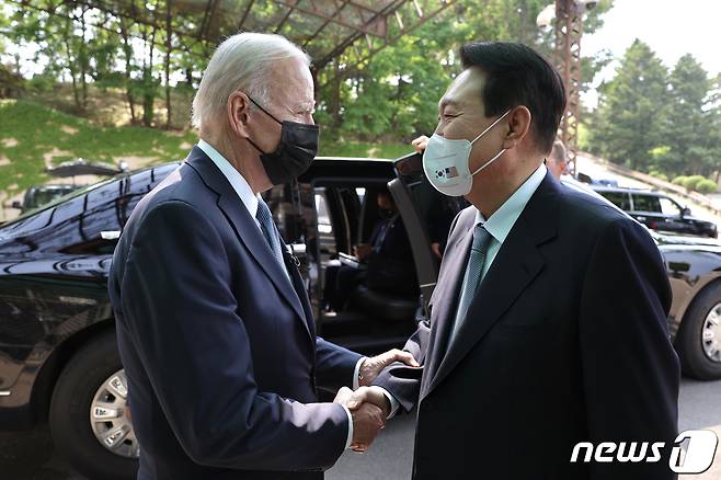 윤석열 대통령(오른쪽)과 조 바이든 미국 대통령. (대통령실사진기자단) 2022.5.22/뉴스1 © News1 안은나 기자