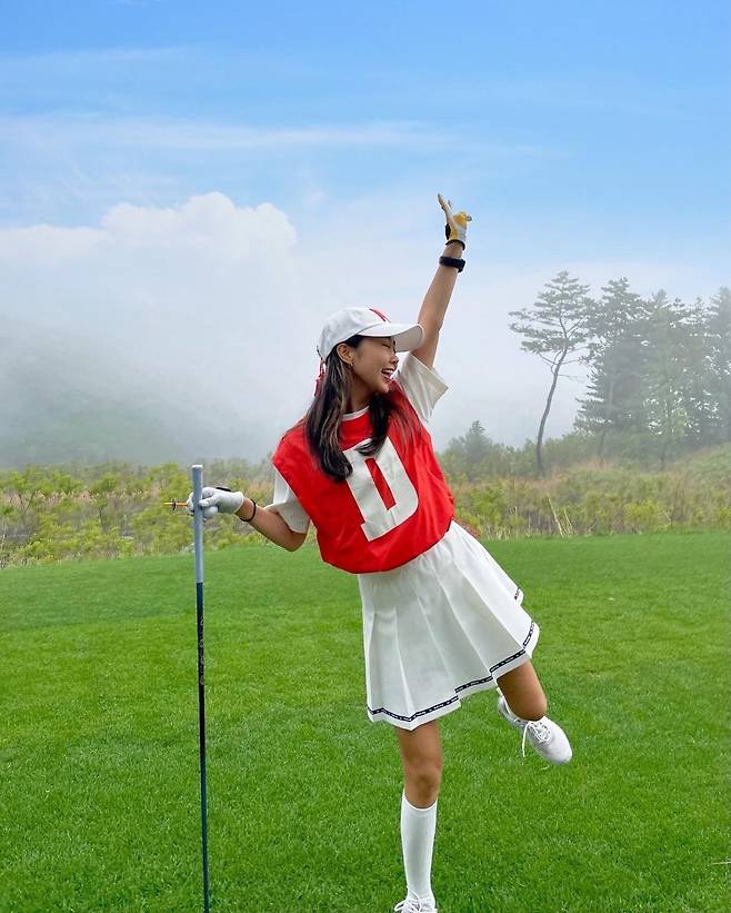 ◇LF 골프웨어 브랜드 더블플래그의 제품을 착용하고 있는 인플루언서 박수진. 사진제공=LF