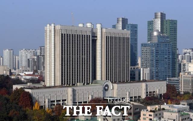 법원은 조국 전 법무부 장관 아들의 인턴 활동 확인서를 허위로 써준 혐의로 재판에 넘겨진 최강욱 더불어민주당 의원에게 2심에서도 당선무효형을 선고했다. /이새롬 기자