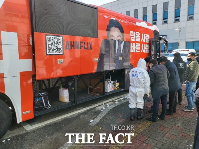 국민의당 안철수 후보 유세버스 사망사고와 관련 합동현장 감식을 하고 있다. / 천안 = 김아영 기자