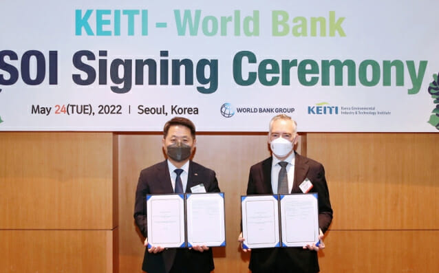 이우원 한국환경산업기술원 원장직무대행(왼쪽)과 제이슨 알포드 세계은행 한국대표가 협약서를 들어보이고 있다.