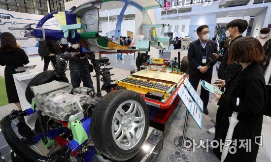 17일 서울 강남구 삼성동 코엑스에서 열린 '인터배터리 2022'를 찾은 관람객들이 포스코캐미칼 전시관에서 복합소재를 사용한 전기차용 포스코 배터리팩 모델을 살펴보고 있다./김현민 기자 kimhyun81@