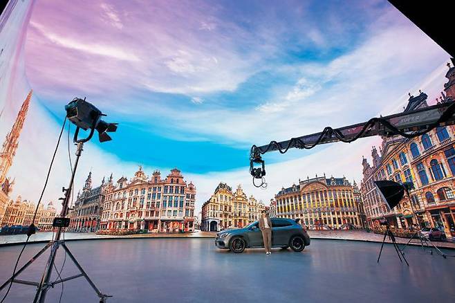 경기 파주 CJ ENM 스튜디오센터 단지에 24일 구축된 스튜디오 세트 '버추얼 프로덕션 스테이지'의 내부 모습. 천장·벽면을 지름 20m, 높이 7m의 마이크로 LED 디스플레이(삼성전자 더월)가 감싸고 있어 실내에서도 마치 외국 도시 한복판에 있는 것처럼 배경 화면을 띄워놓고 촬영할 수 있다. /삼성전자