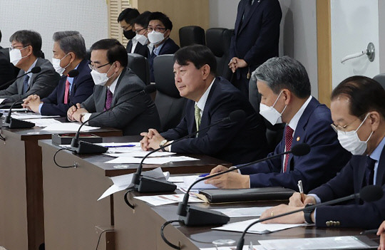 윤석열 대통령이 25일 오전 용산 대통령실 청사 지하의 국가위기관리센터에서 북한의 미사일 발사와 관련,  국가안보회의(NSC)를 주재하고 있다. 연합뉴스