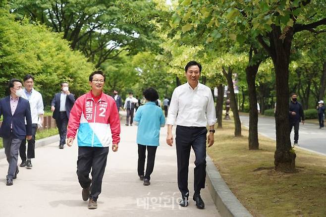 오세훈 국민의힘 서울시장 후보(오른쪽)가 25일 서울 영등포구 여의도에 위치한 여의도공원을 순회하면서 선거 유세 운동을 펼치고 있다. ⓒ오세훈 캠프