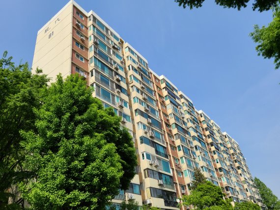 지난해 4월 재건축 조합이 설립돼 조합원 지위 양도가 제한된 서울 강남구 압구정현대6·7차 아파트의 모습. 사진=김희수 기자